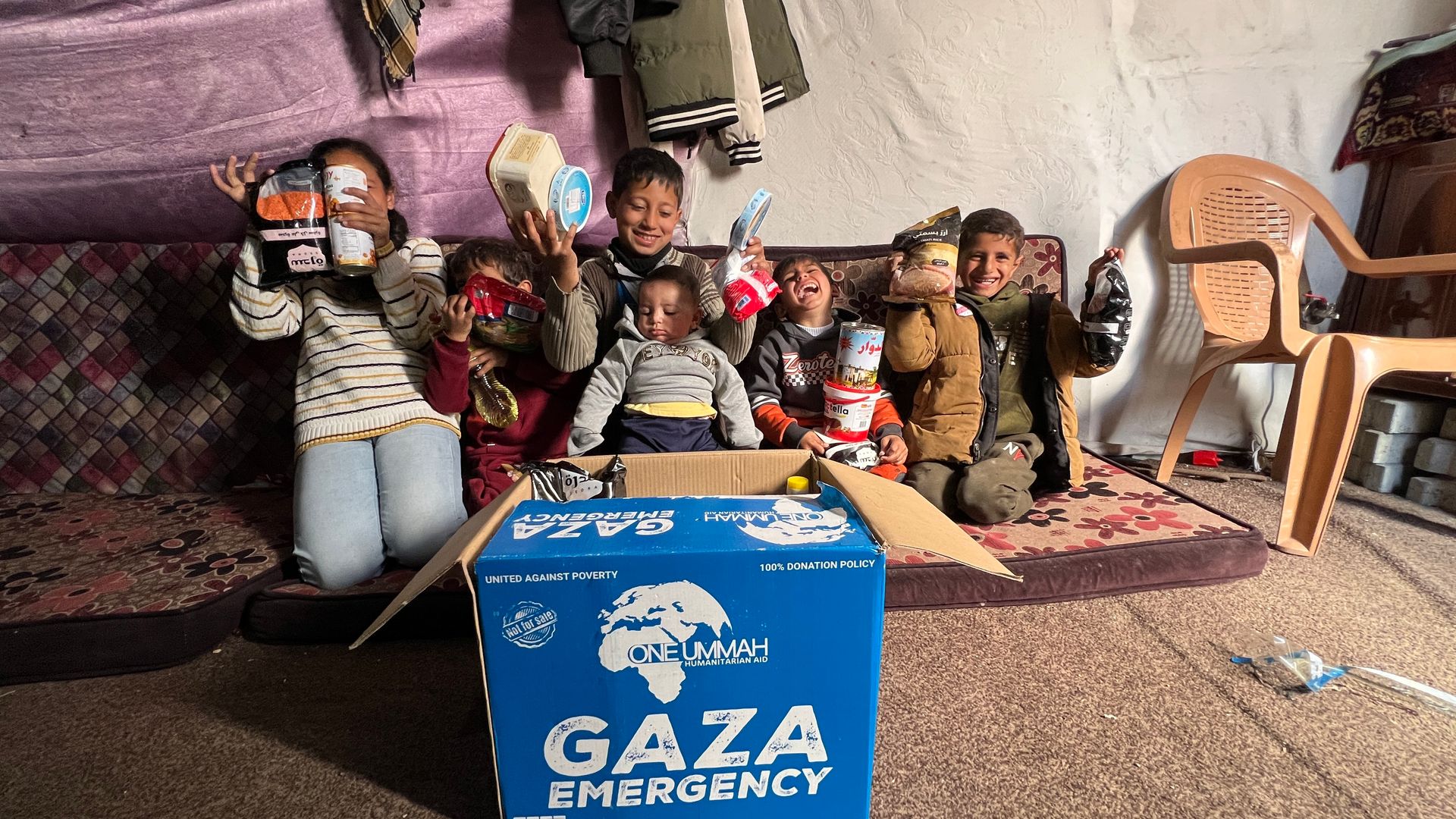 Gaza children happy to receive emergency aid aid 